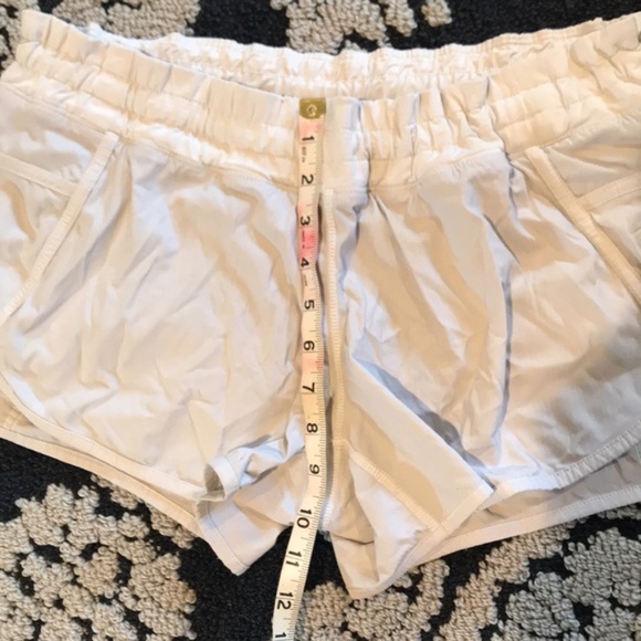 Lululemon Tracker Short white | size 8 - Picture 5 of 9
